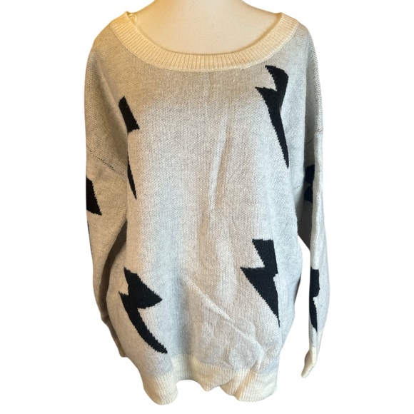 Miracle Sweaters - MIRACLE NWT Cozy Black and White Sweater